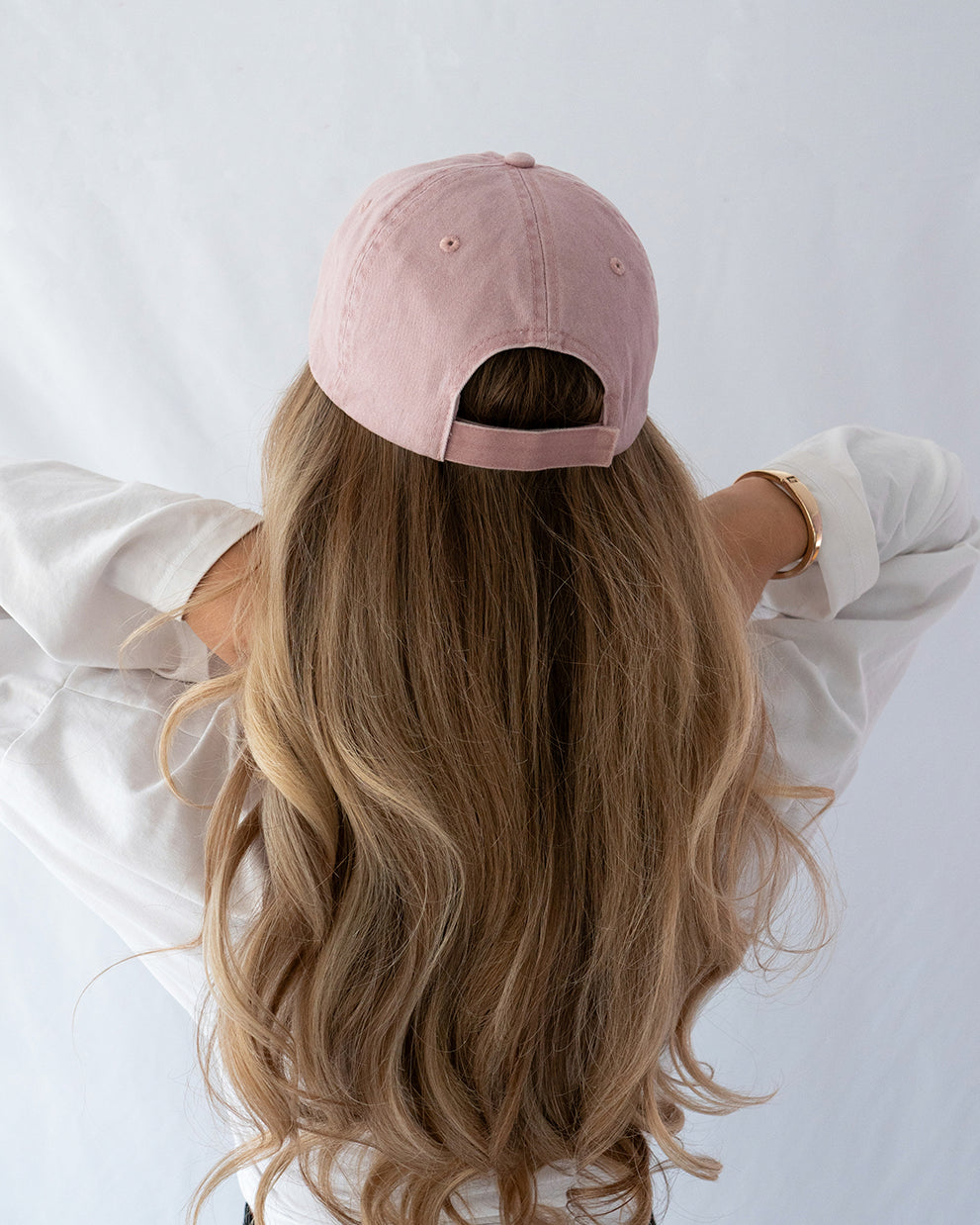 Das Model trägt eine rosa Vintage Cap mit dezent gesticktem Pizza Motiv in der Rücken Ansicht