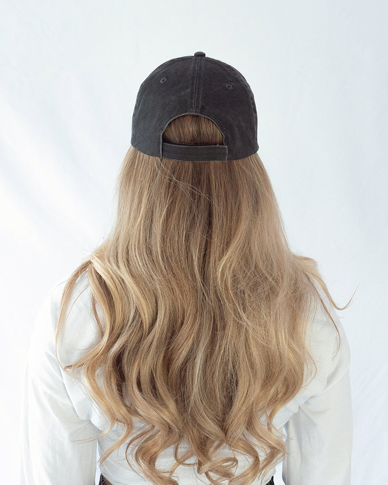 Das Model trägt eine schwarze Vintage Cap mit gesticktem Motiv mit Ansicht von der Rückseite