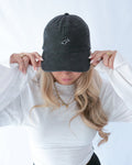Nahaufnahme des gestickten Orca Motivs auf einer schwarzen Vintage Cap