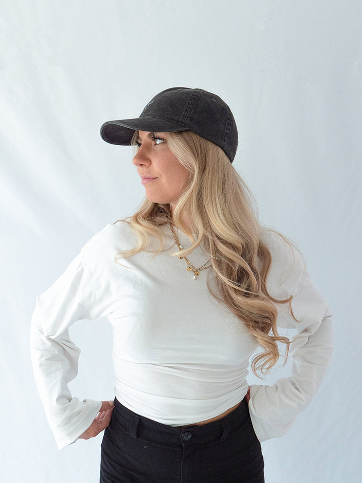 Das Model trägt eine schwarze Vintage Cap mit gesticktem Orca Motiv in einer leichten Profil Ansicht