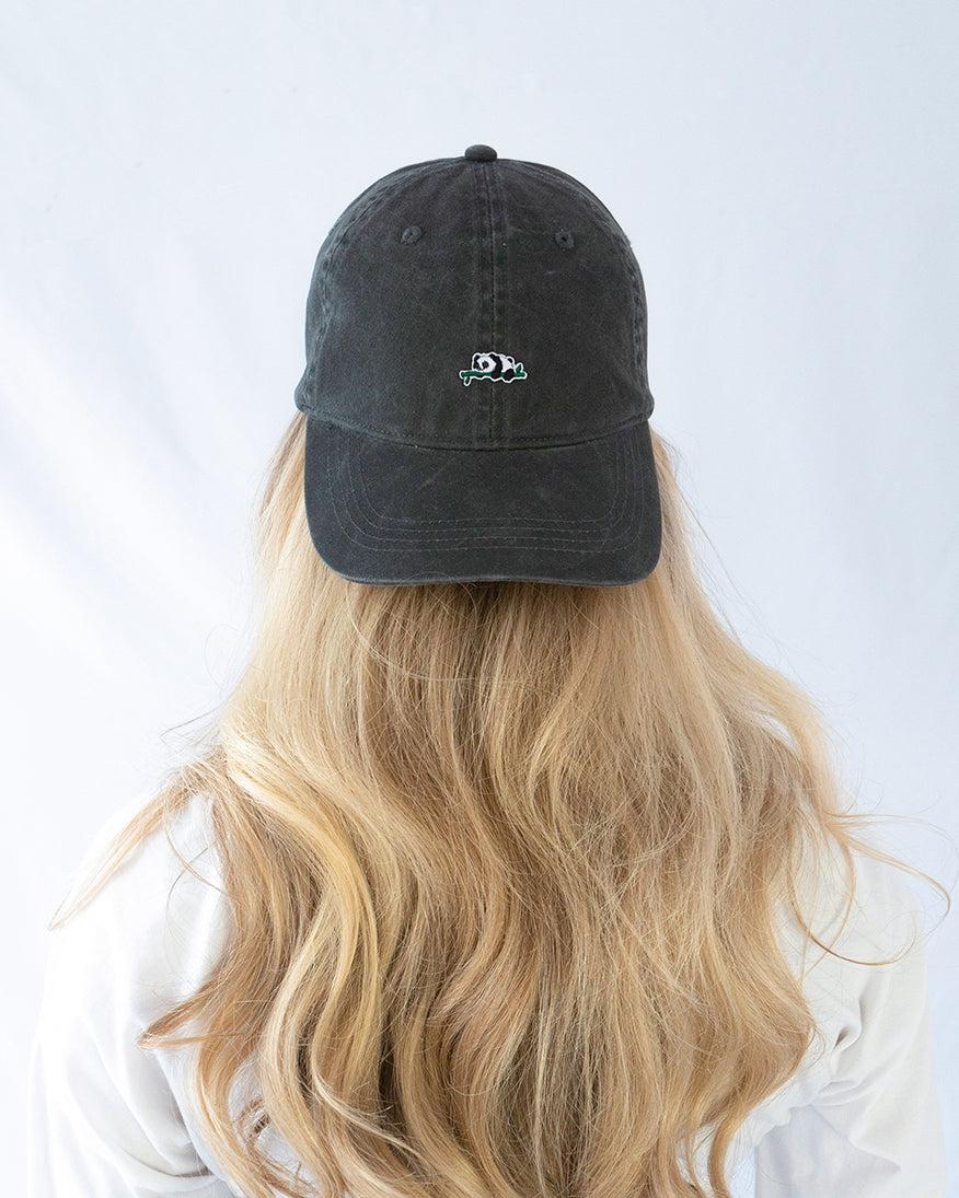 Das Model trägt eine schwarze Vintage Cap mit gesticktem Panda Motiv rückwärts