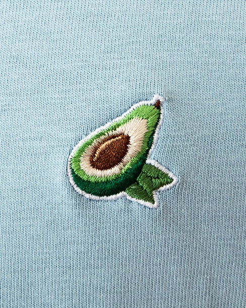 Nahaufnahme des gestickten Avocado Motiv auf hellblauem T-Shirt