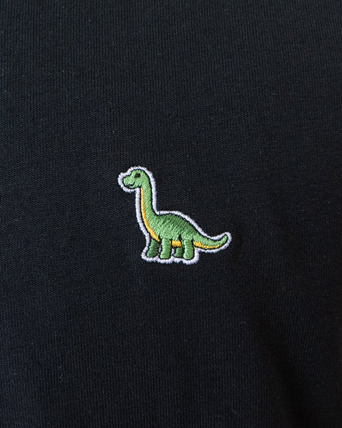 Nahaufnahme des gestickten Brontosaurus Motivs auf schwarzem T-Shirt