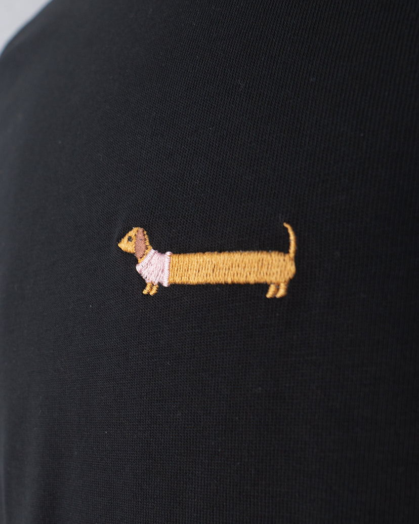 Nahaufnahme des gestickten Dackel Motivs auf schwarzem T-Shirt