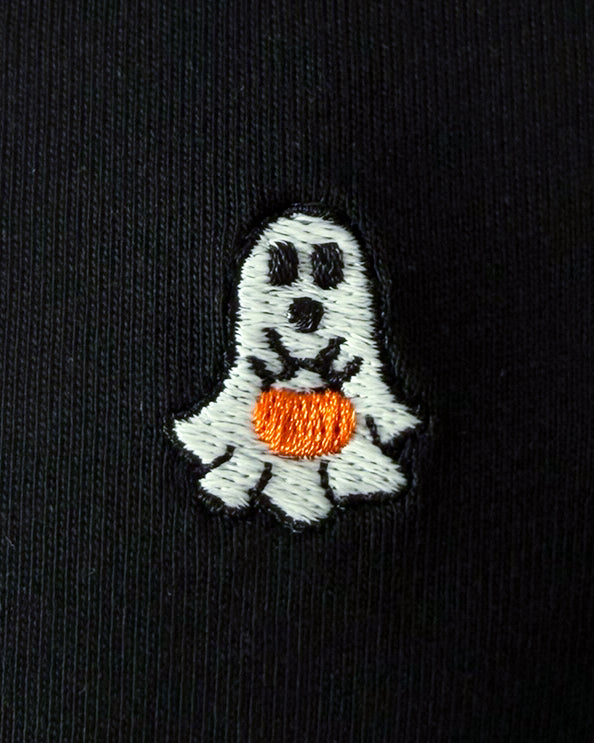 Nahaufnahme des gestickten Geist mit Kürbis Motiv auf schwarzem T-Shirt