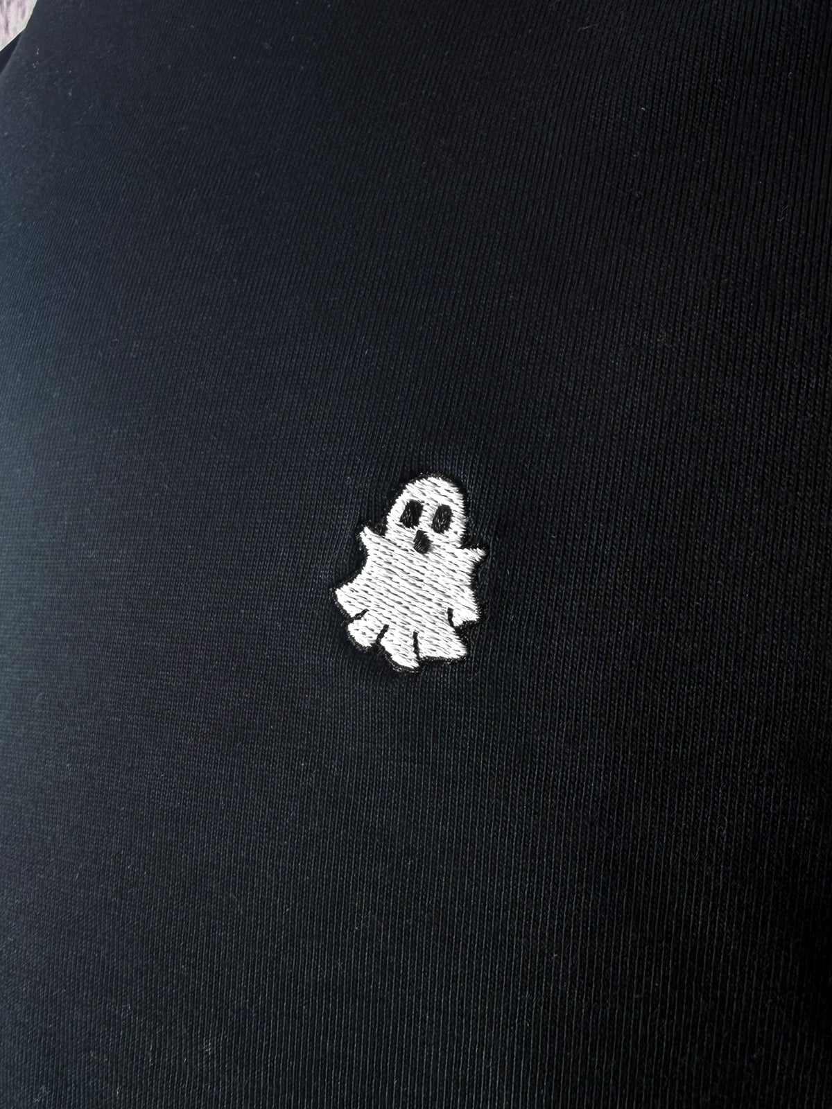 Nahaufnahme des gestickten Geist Motiv auf schwarzem T-Shirt