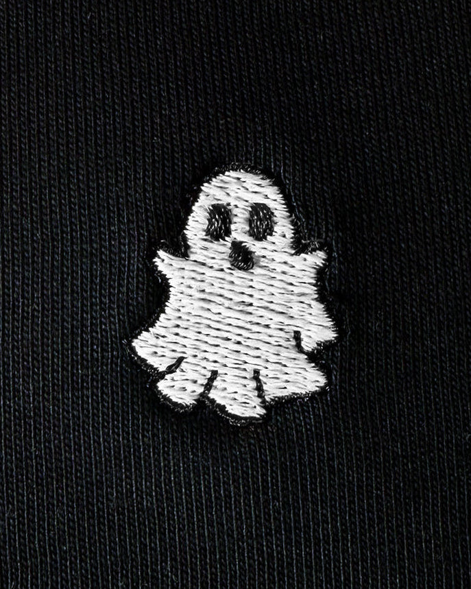 Nahaufnahme des gestickten Geist Motiv auf schwarzem T-Shirt