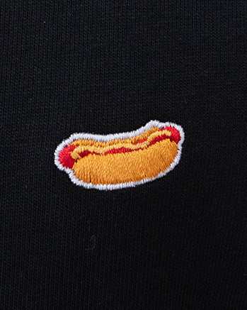 Nahaufnahme des gestickten Hot Dog Motivs auf schwarzem T-Shirt