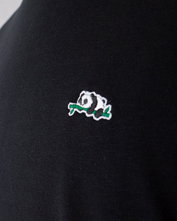 Nahaufnahme des gestickten Panda Motivs auf schwarzem T-Shirt