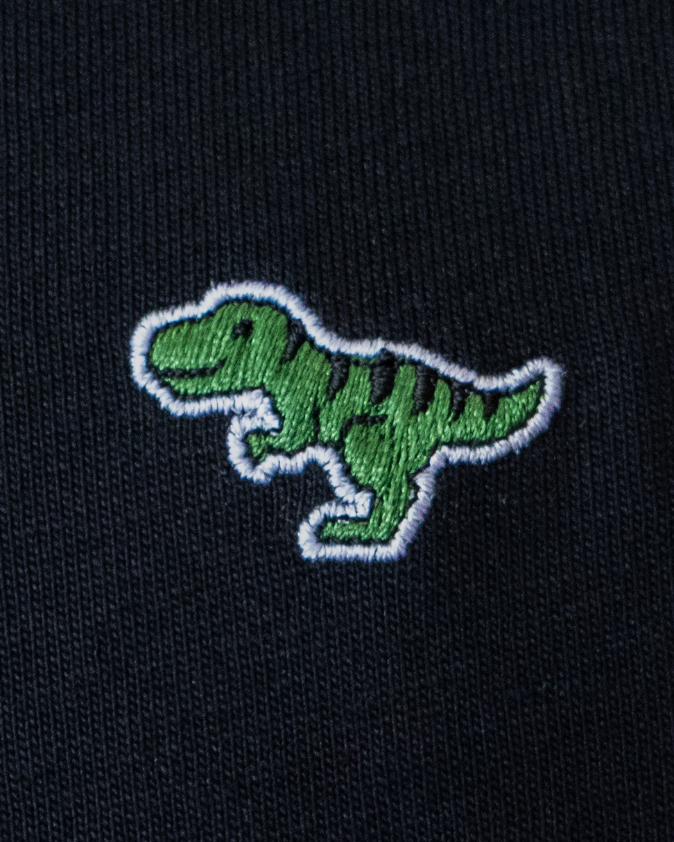 Nahaufnahme des gestickten T-Rex Motivs auf schwarzem T-Shirt