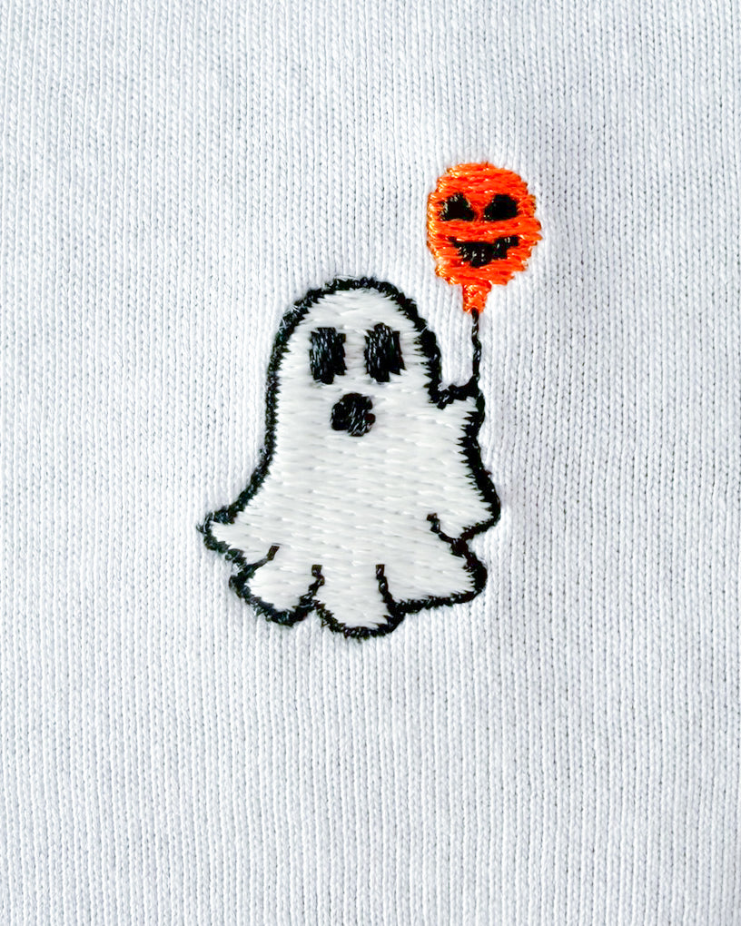 Nahaufnahme des gestickten Geist mit Luftballon Motiv auf weißem T-Shirt