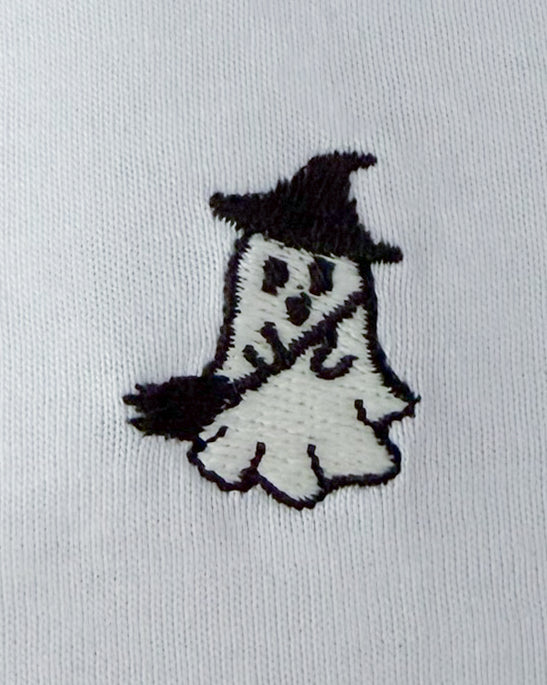 Nahaufnahme des gestickten Geist Hexe Motivs auf weißem T-Shirt