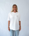 Das Model trägt ein weißes oversize Bio-Baumwoll T-Shirt mit gesticktem Orca Motiv auf der Brust