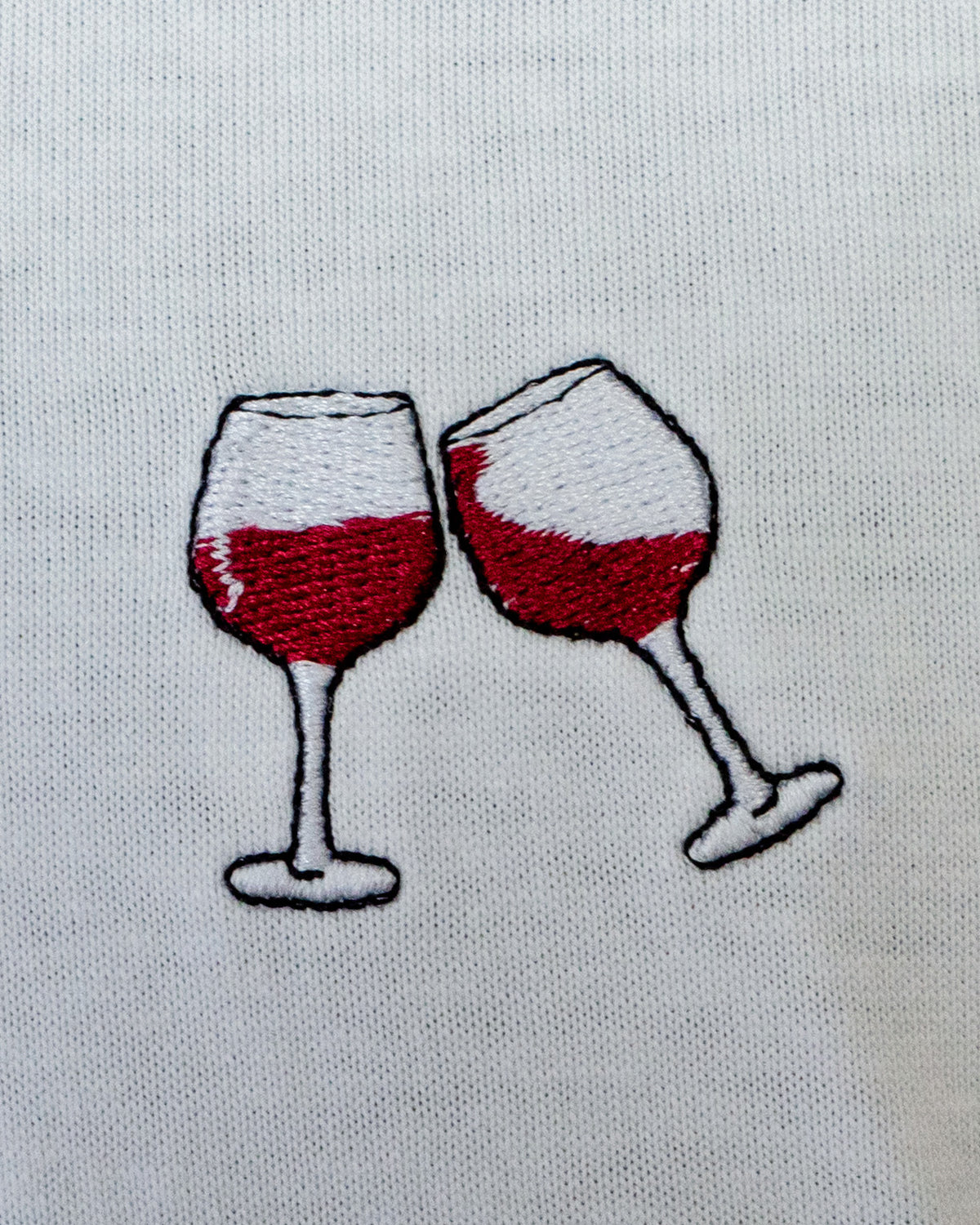 Nahaufnahme des gestickten Wein Glas Motiv auf weißem T-Shirt