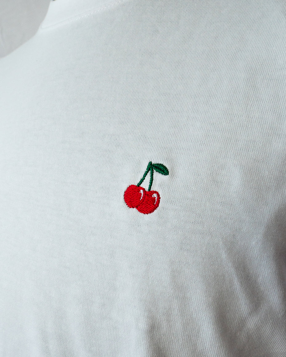 Nahaufnahme des gestickten Kirsche Motiv auf weißem T-Shirt