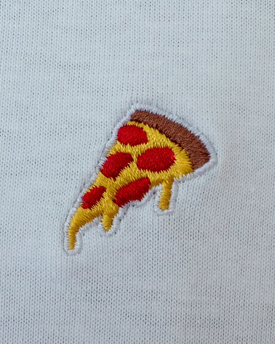 Nahaufnahme des gestickten Pizza Motiv auf weißem T-Shirt