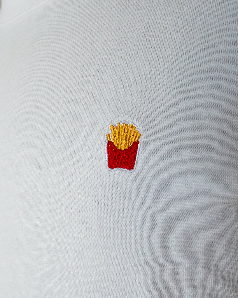Nahaufnahme des gestickten Pommes Motiv auf weißem T-Shirt