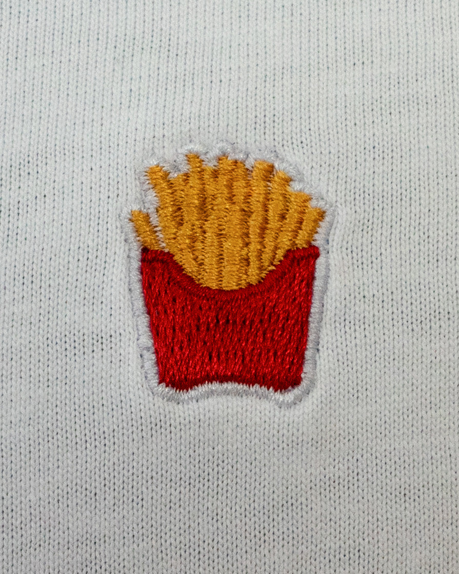 Nahaufnahme des gestickten Pommes Motiv auf weißem T-Shirt