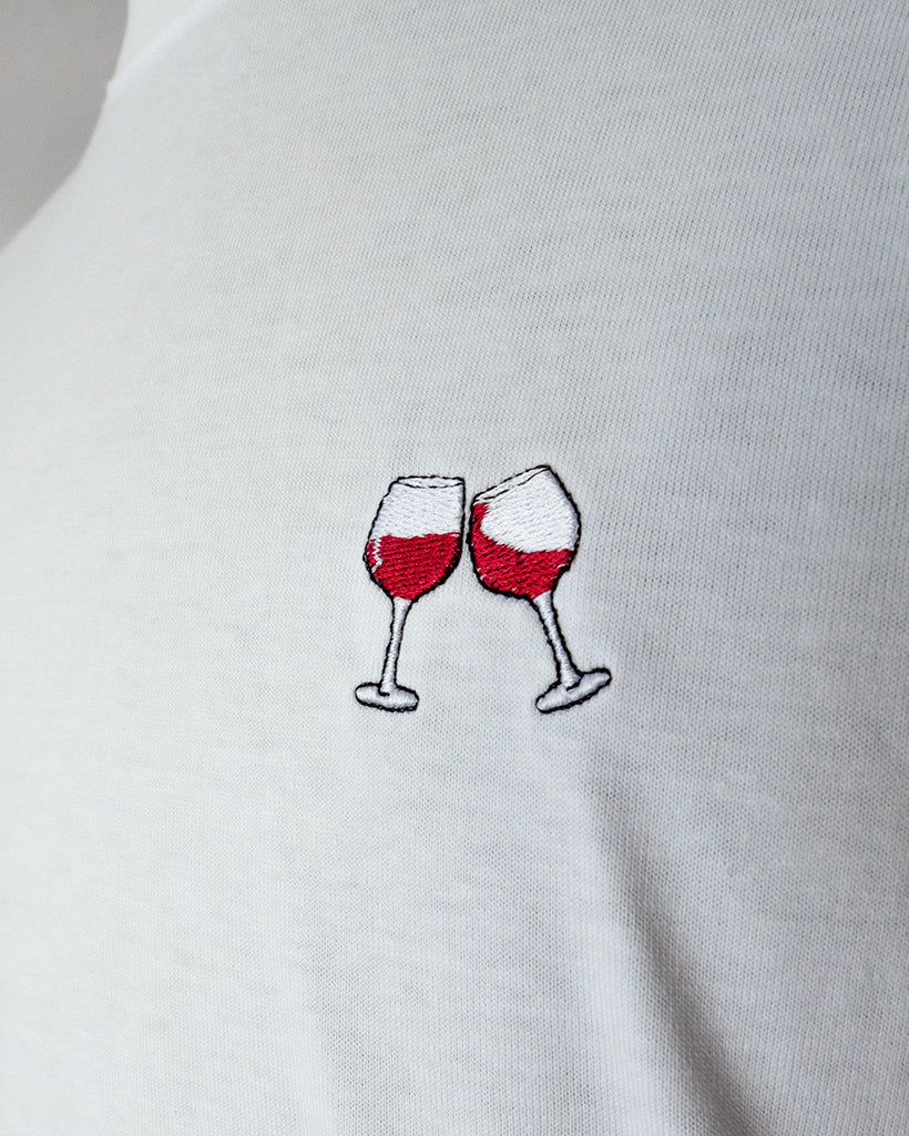 Nahaufnahme des gestickten Wein Glas Motivs auf weißem T-Shirt