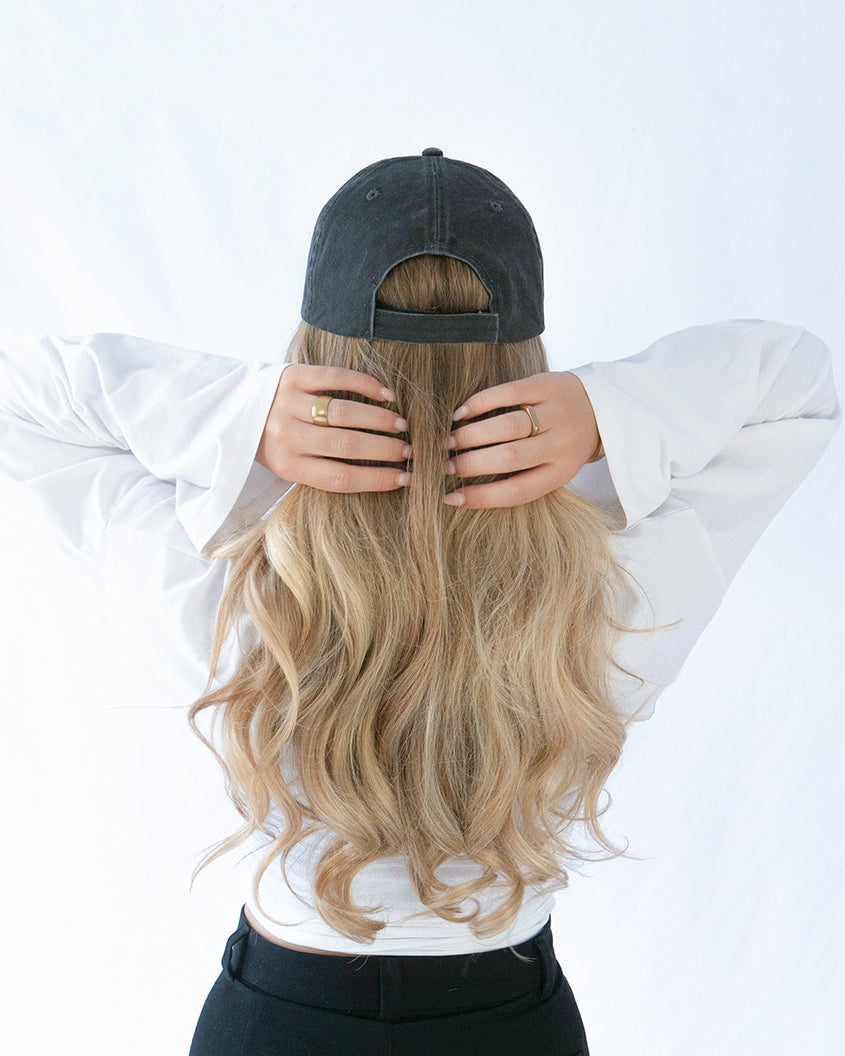 Das Model trägt eine schwarze Vintage Cap mit Ansicht von hinten
